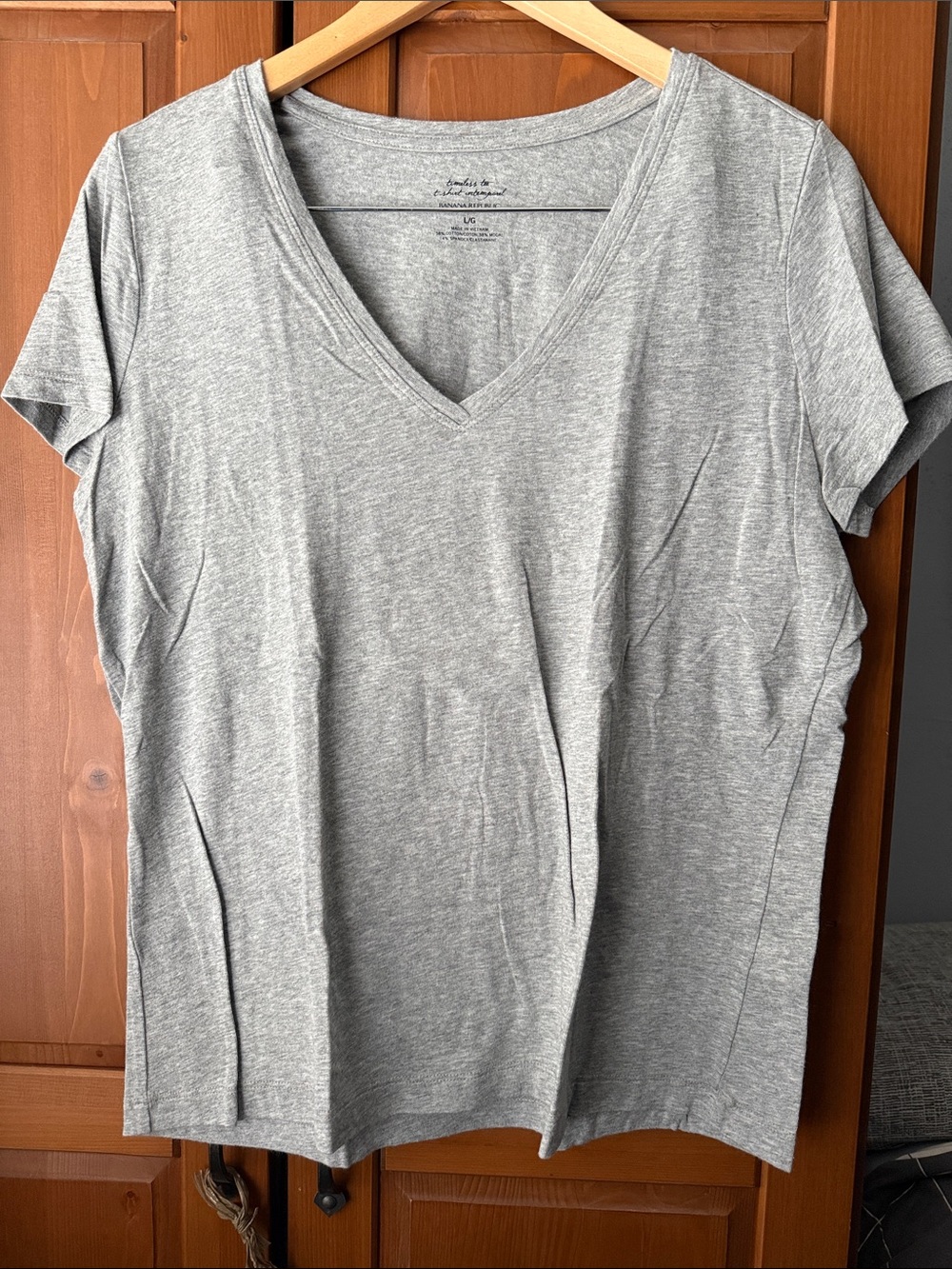 Banana Republic Timeless V-Neck Tee - Gray (Size L)
